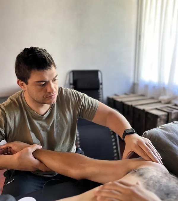 Bernardo Quaranta atendiendo a un paciente